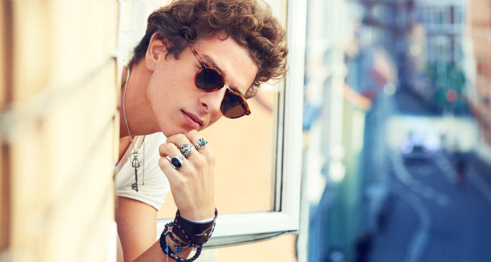 Men's chain necklaces are really trending right now. Chain necklaces are not only fashionable, but also classic and easy to wear. The way you wear ...