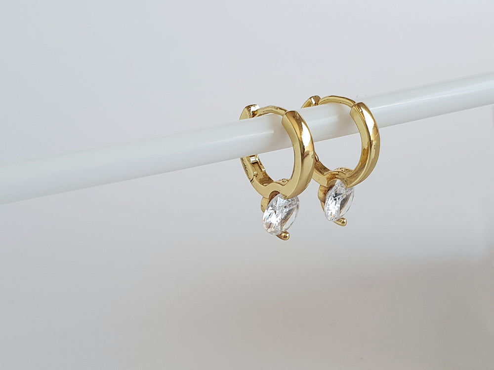 Clip-on earrings are simple and trendy! Choose from screw-back, hoop, non-pierced, mini, or hinge clip-on earrings to your outfit and add luster to your look.