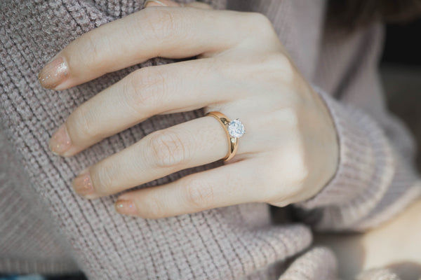 Look Gorgeous & Save Money: Get the Perfect Engagement Ring with Cubic Zirconia!