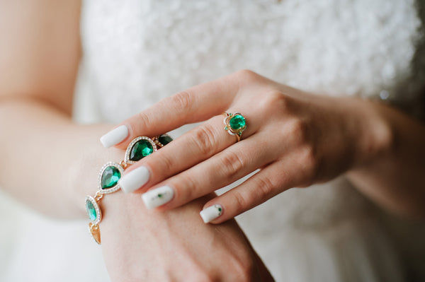 Discover January Birthstone Meaning & Uses: Emerald, Garnet