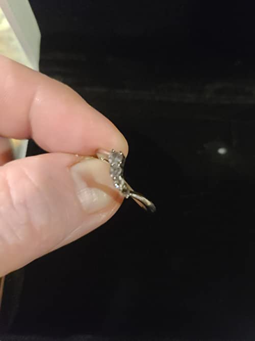 GORGEOUS REALISTIC Ring (with a flaw)