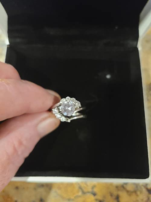 GORGEOUS REALISTIC Ring (with a flaw)