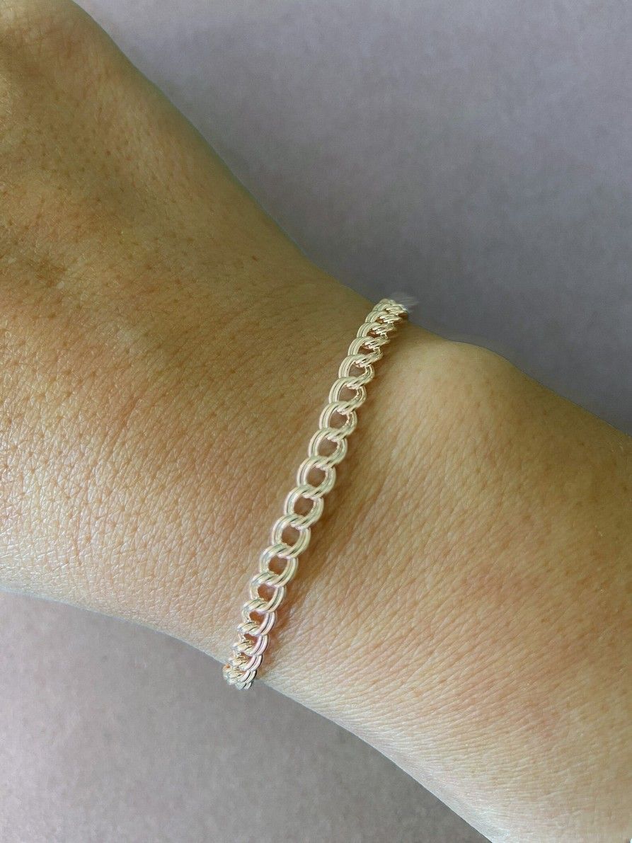 Amazing bracelet, prompt delivery. Surely worth its price.